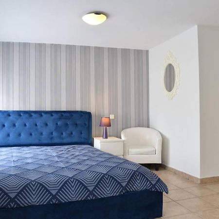 A Modern Bright Studio In The Center Of Кастория Экстерьер фото