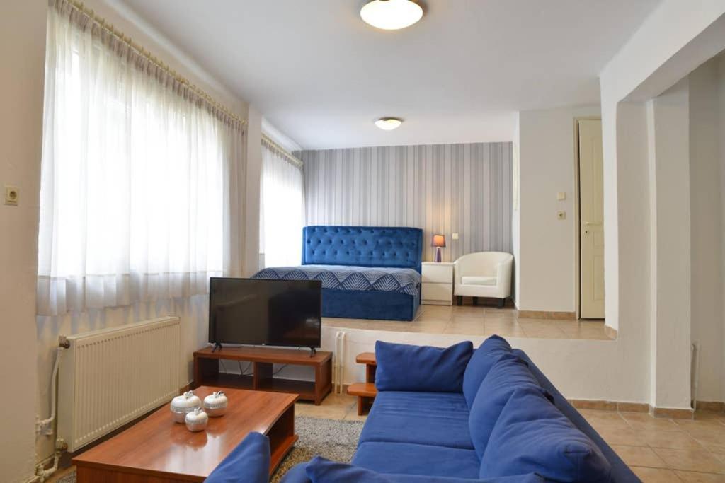 A Modern Bright Studio In The Center Of Кастория Экстерьер фото
