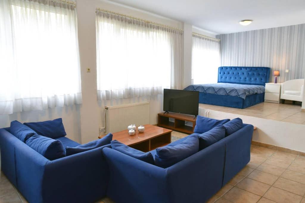 A Modern Bright Studio In The Center Of Кастория Экстерьер фото